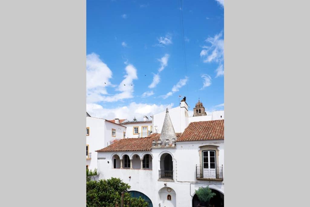 In One Of Evora's Historical Squares Holiday home *