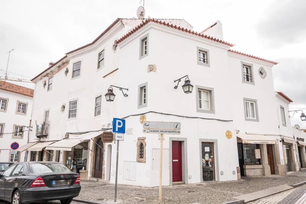 In One Of Evora's Historical Squares Holiday home Evora